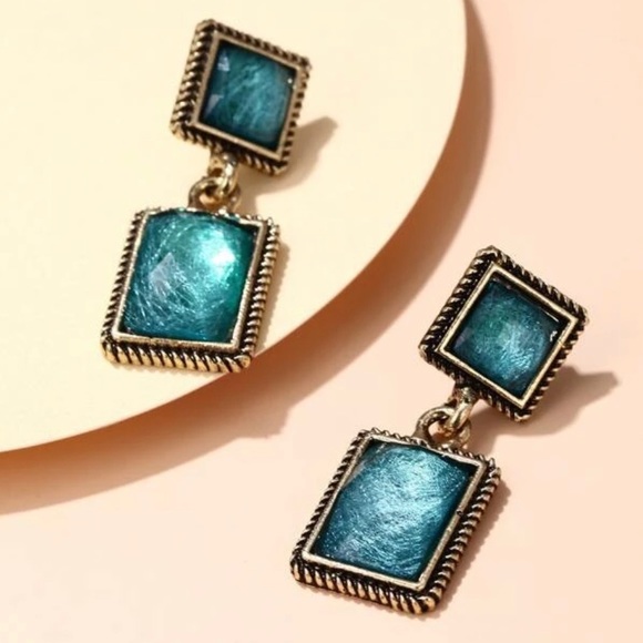 🦋 3/$24 Teal jeweled drop earrings / NWOT 🦋 - Picture 2 of 4